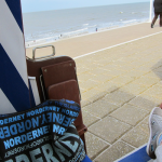 Lesen und entspannen im Strandkorb an der Promenade.